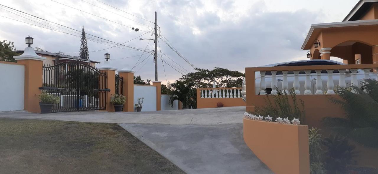 Modrians Bed & Breakfast Runaway Bay Ngoại thất bức ảnh