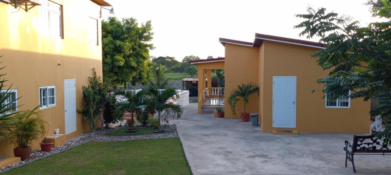 Modrians Bed & Breakfast Runaway Bay Ngoại thất bức ảnh