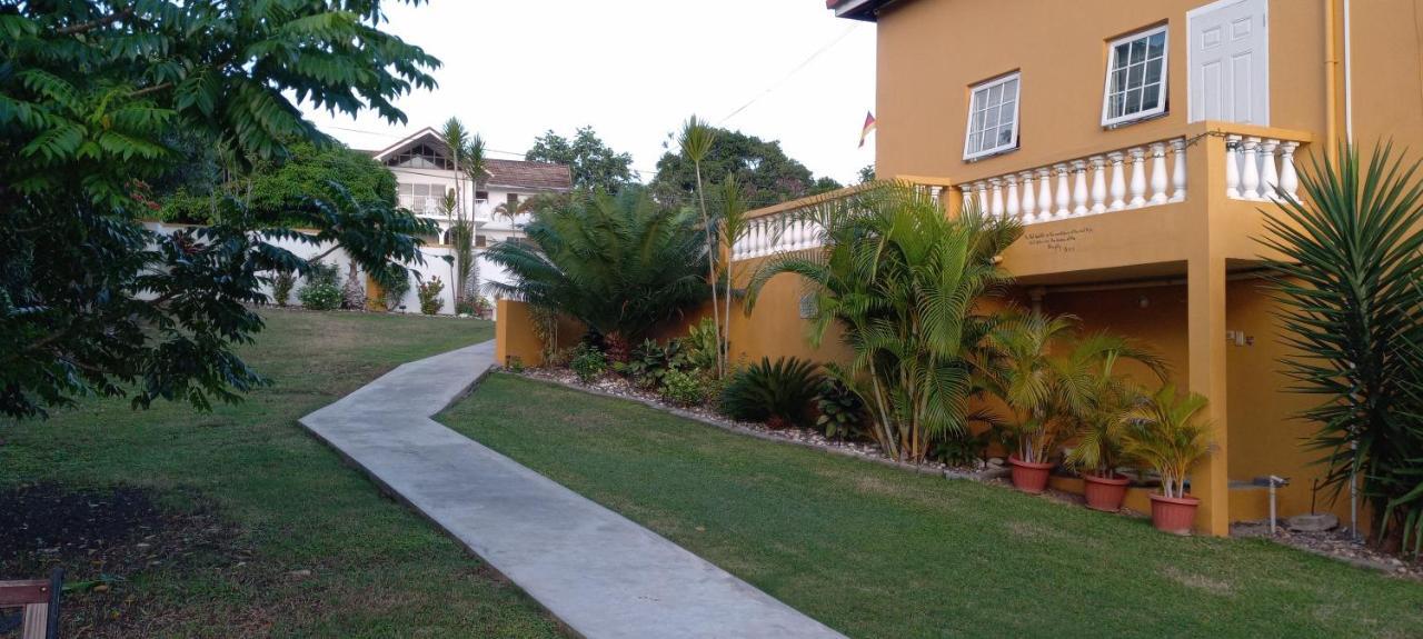 Modrians Bed & Breakfast Runaway Bay Ngoại thất bức ảnh