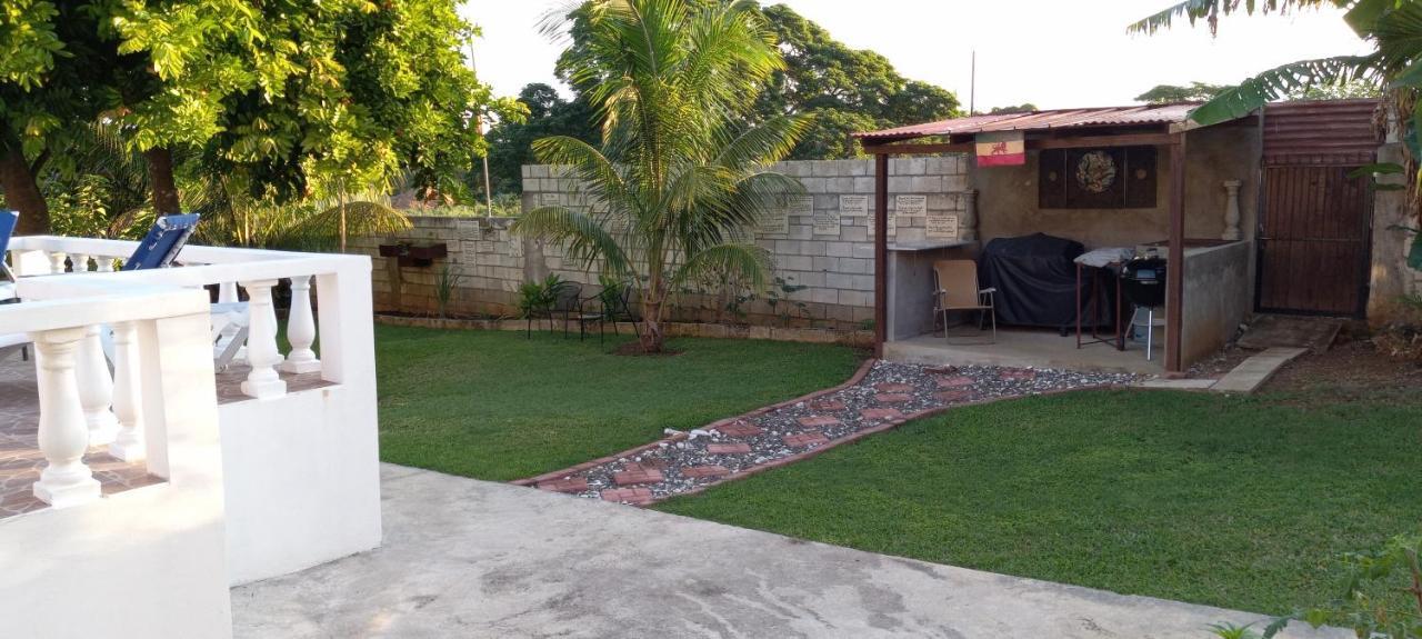 Modrians Bed & Breakfast Runaway Bay Ngoại thất bức ảnh